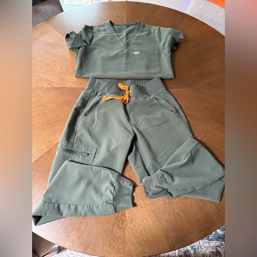 FIGS XXS Catarina scrub top & XS Zamora joggers. Moss.